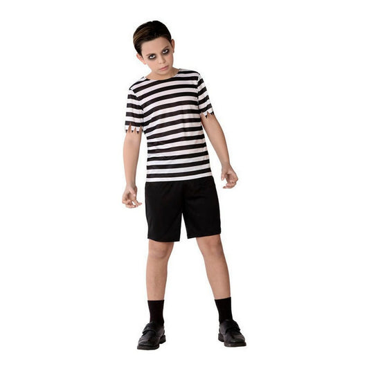 En pojke med mörkt smink poserar i en Kuslig Randig Goth-Pojke Barndräkt, bestående av en randig t-shirt och svarta shorts.