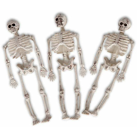 Tre små, vita halloweenskelett i plast, cirka 20 cm höga, ligger utspridda mot en vit bakgrund redo att användas som dekoration.