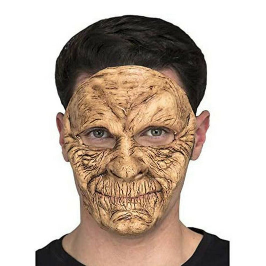 En man bär en kuslig och skrynklig latexmask som föreställer en gammal man eller ghoul med ett läskigt leende.