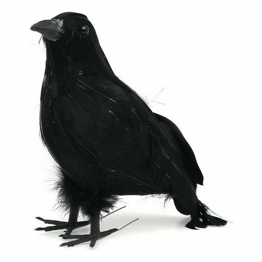 En kuslig, realistisk svart korp med mörka fjädrar, perfekt som en olycksbådande Halloweendekoration.