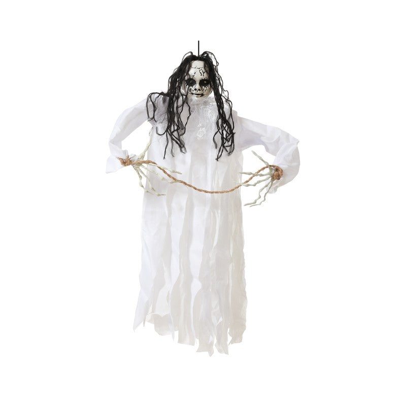 En hängande Halloweendekoration som föreställer en kuslig vålnad med sprucket ansikte och långt svart hår.