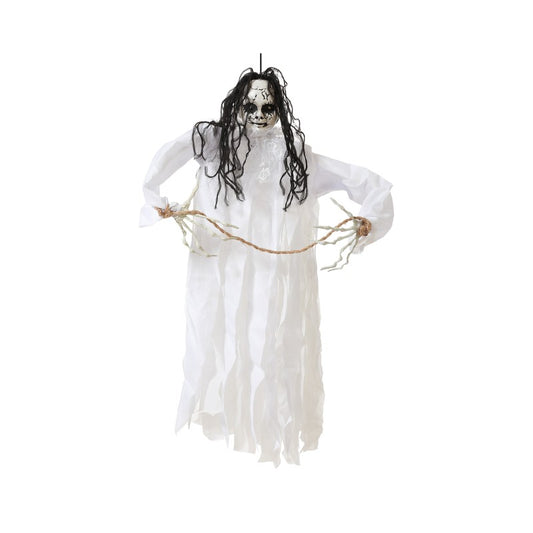 En hängande Halloweendekoration som föreställer en kuslig vålnad med sprucket ansikte och långt svart hår.