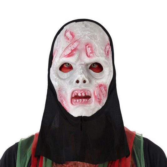 En person bär en Kuslig Vit Zombiemask med en fastsydd svart huva, blodiga sår och röda ögon.