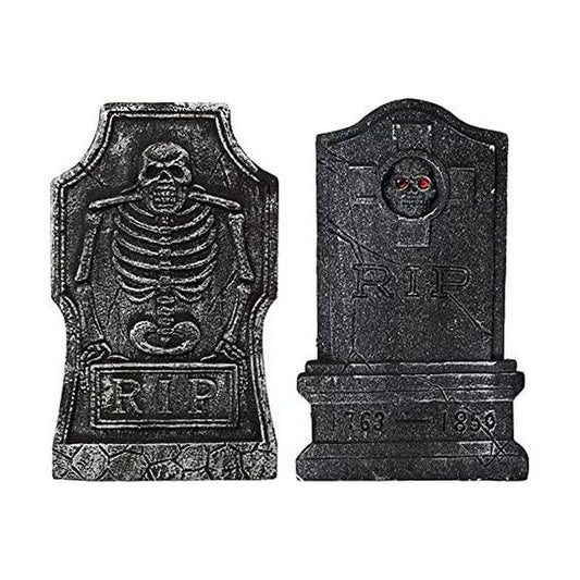 Två stycken Kusliga R.I.P. Gravstenar i mörkgrå frigolit, en med ett skelett och en med en dödskalle med lysande röda ögon.