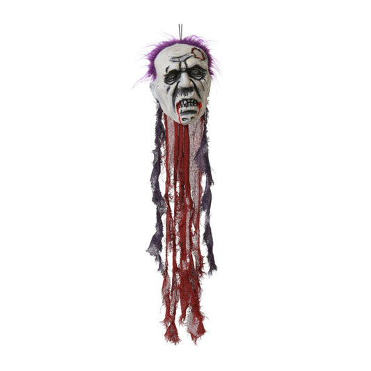 En hängande Halloweendekoration som föreställer ett kusligt och blodigt zombiehuvud med lila hår och långa, trasiga tygremsor.