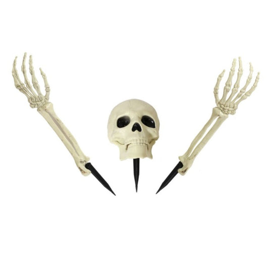 Ett kusligt Halloweendekorations-kit med ett skeletthuvud och två armar med spett för att fästa i marken.