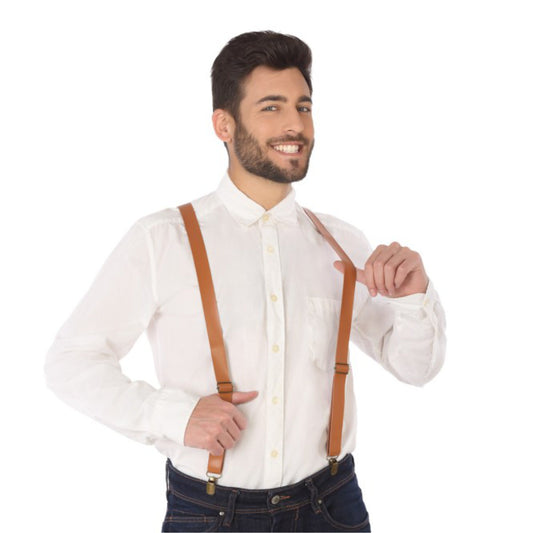 En leende man i vit skjorta och jeans som justerar sina stilrena, bruna hängslen i läderimitation.