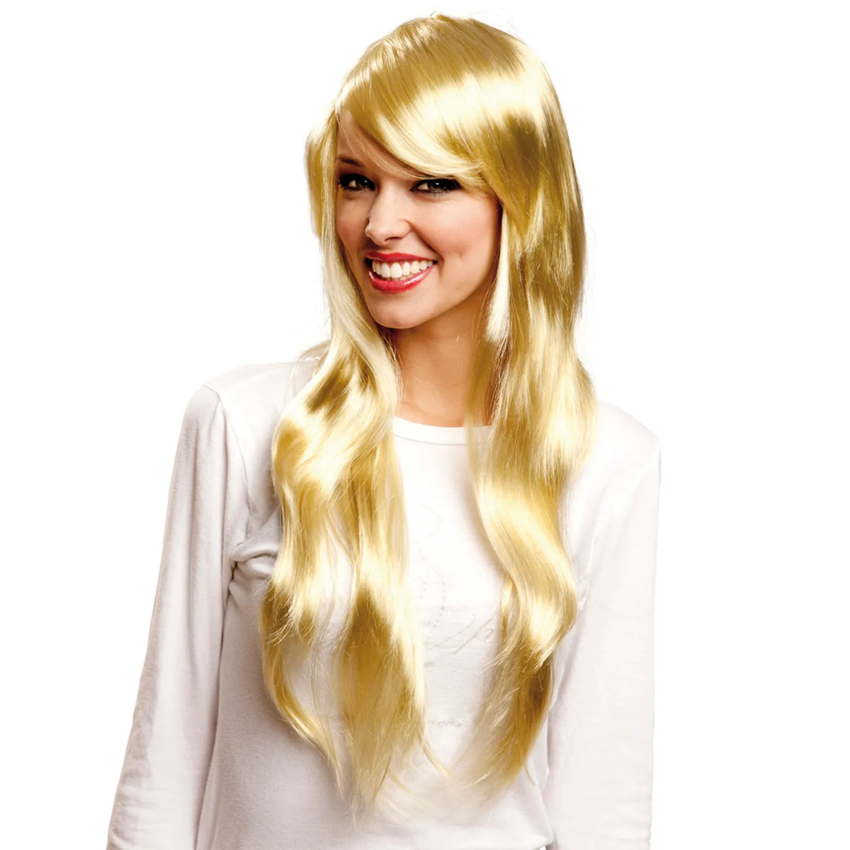 Kvinna med lång, glänsande gyllene blond vågperuk med snedlugg, framför vit bakgrund, för en glamorös look.