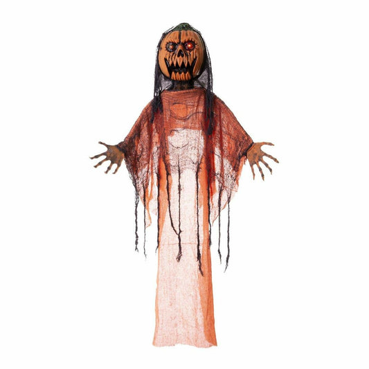 En lång, hängande Halloweendekoration i form av en pumpa-vålnad med glödande röda ögon, trasiga kläder och utsträckta armar.