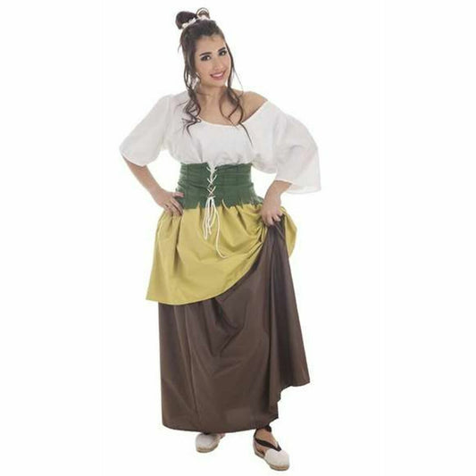 En leende kvinna i en lång, jordnära tyrolerklänning med brun kjol, gult förkläde, grön korsett och vit off-shoulder-blus.