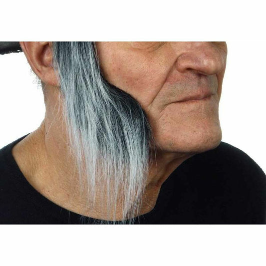 En man i profil visar upp ett par långa, yviga och gråsvarta löspolisonger, perfekta för en varulvs-look.
