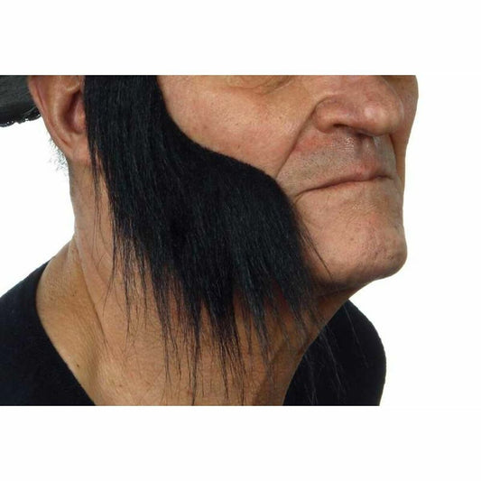 En man i profil visar upp ett par långa, raka och tunnare svarta löspolisonger.