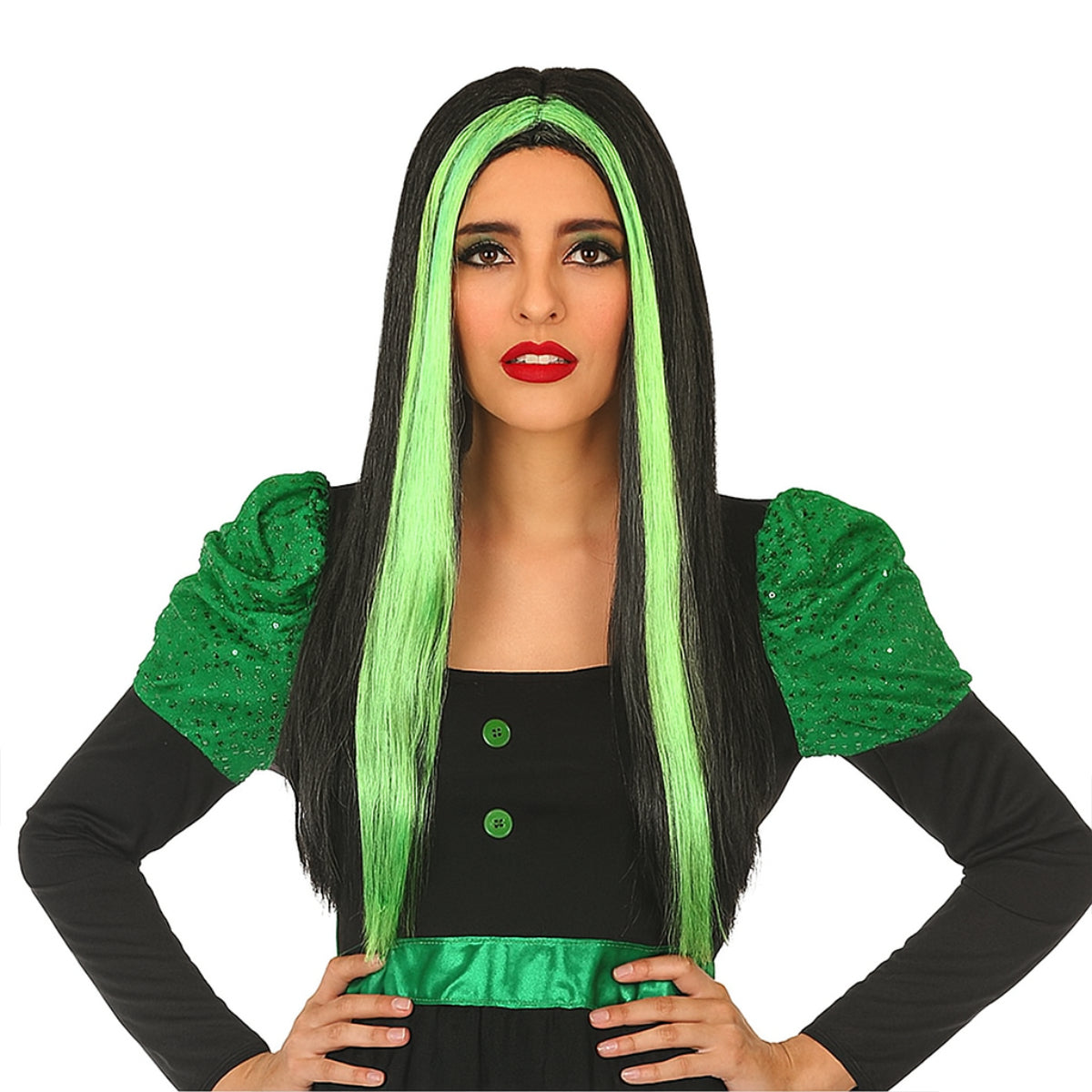 Kvinna i lång svart peruk med neongröna slingor – matchande grön klänning och rött läppstift