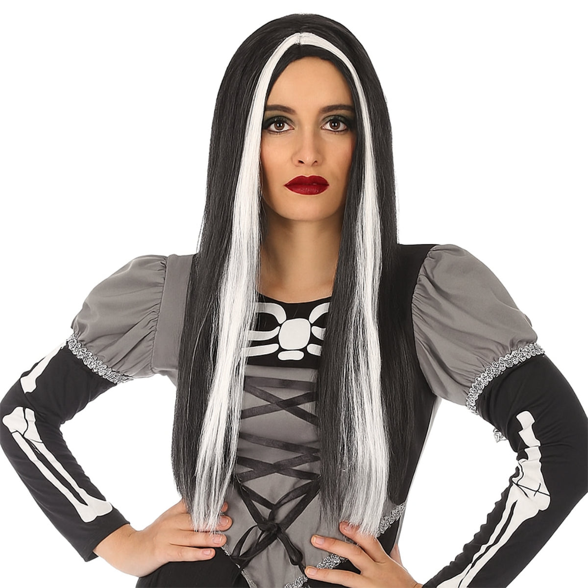 Lång svart peruk med vita slingor – modell i skelettklänning med intensiv blick