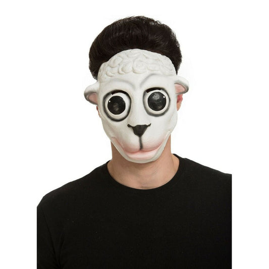 En man bär en vit, oskyldig fårmask med stora, stirrande svarta ögon, vilket skapar en läskig och komisk effekt.