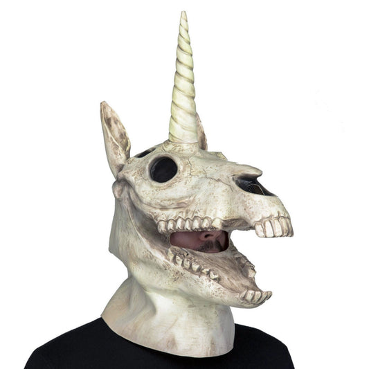 En person bär en helhuvudsmask i latex som föreställer en död enhörning med gulnat skelett, tomma svarta ögonhålor och ett spiralformat horn.