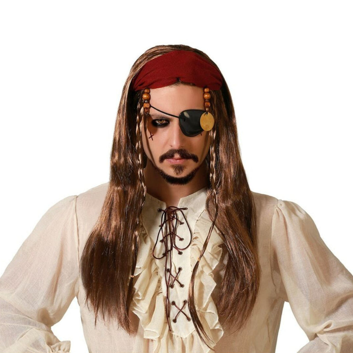 En man poserar i en detaljerad, brun piratperuk med en röd bandana, små flätor med pärlor, en påmålad mustasch och en ögonlapp.