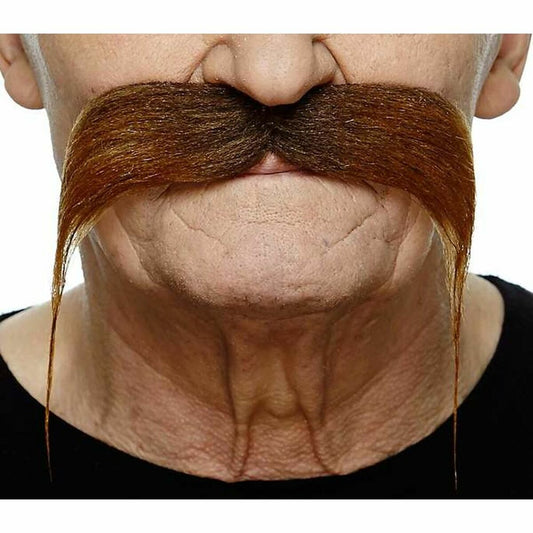 Närbild på en man som bär en stor, yvig, brun revolverman-lössmustasch som hänger långt ner på sidorna av munnen, fotograferad i studio.