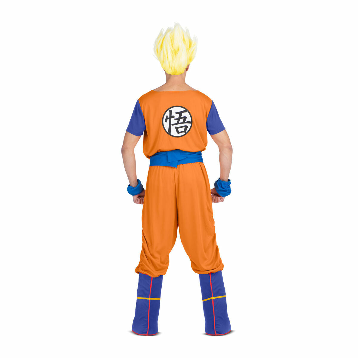 Baksidan av en man i Goku-dräkten, som visar det ikoniska 'Go'-märket på ryggen.