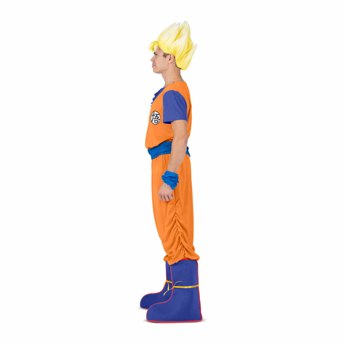 Sidan av en man i den orangea och blåa Goku-dräkten, som visar passformen och stövelöverdragen.