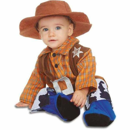 En bebis klädd i en söt cowboy-maskeraddräkt med brun hatt, rutig skjorta, väst med stjärna och byxor med ko-mönstrade chaps och blåa stövelöverdrag, sittande på vit bakgrund.