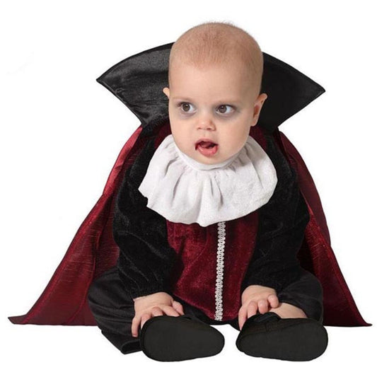 En bebis klädd i en gullig Greve Dracula-dräkt med hög krage och rödsvart mantel, sittandes på golvet och ser sött skräckinjagande ut.