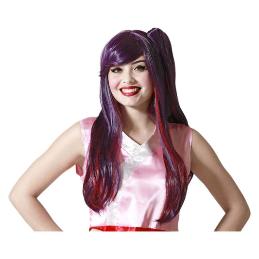 En glad kvinna bär en lång, lila cosplayperuk med en svepande lugg, röda slingor och en hög sidotofs.