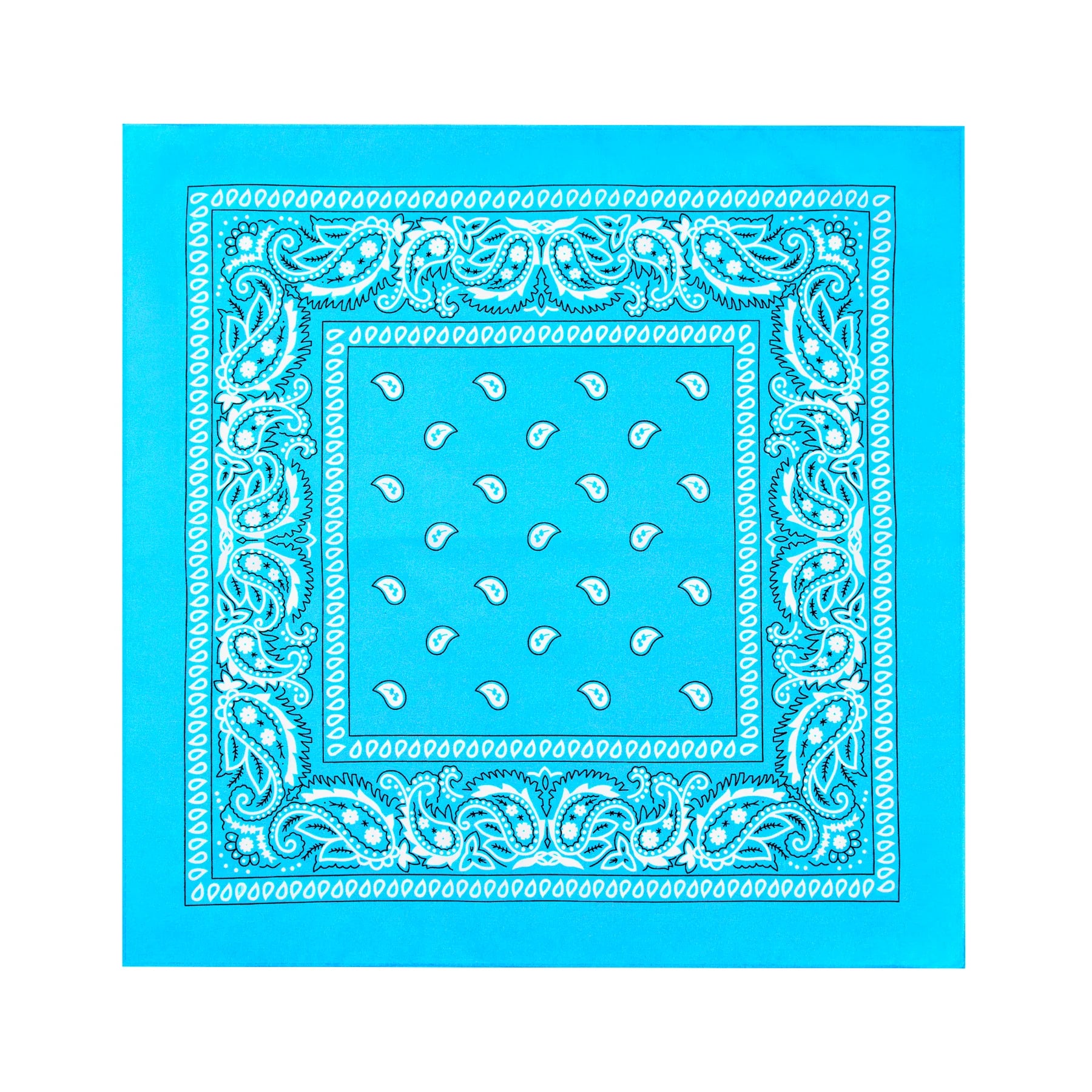 En ljusblå bandana ligger utvikt mot vit bakgrund och visar sitt kvadratiska format, paisleymönster och dekorativa kant.