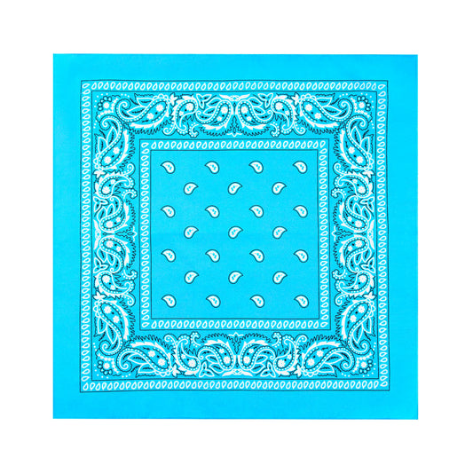 En ljusblå bandana ligger utvikt mot vit bakgrund och visar sitt kvadratiska format, paisleymönster och dekorativa kant.