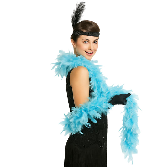 En lång, fluffig och elegant ljusblå fjäderboa, draperad för en tidlös och glamourös fest- eller maskeradstil.