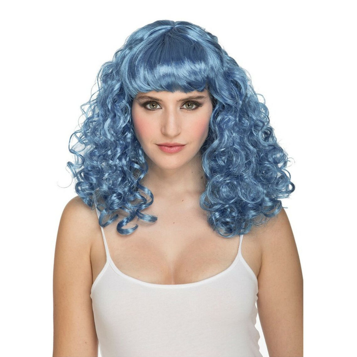 Kvinna med kort, lockig ljusblå peruk och lugg, för en lekfull och energisk fest- eller discolook.
