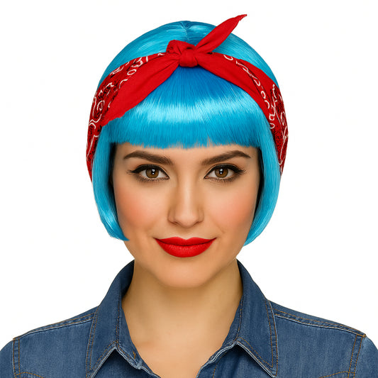 Kvinna med kort, ljusblå bobperuk och lugg, prydd med en röd knuten bandana i en klassisk 50-tals pin-up stil.