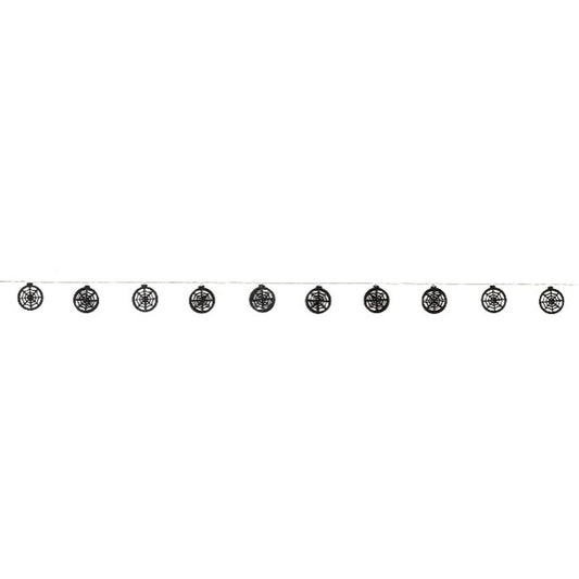 Hela den 150 cm långa ljusslingan med svarta spindelnät utsträckt mot en vit bakgrund.