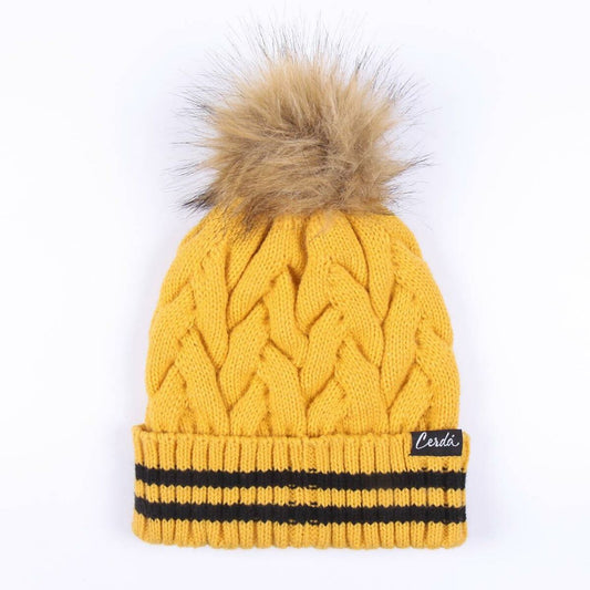 En gul, stickad Hufflepuff-mössa med svarta ränder och en stor, fluffig tofs i fuskpäls.