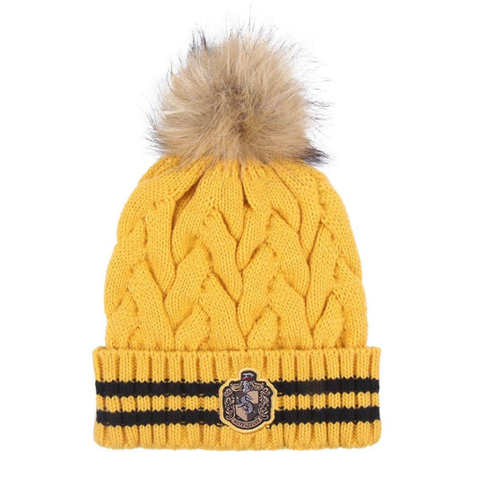 En stickad, gul och svart Lojal Hufflepuff Mössa med en stor, fluffig tofs och Hufflepuffs grävling-emblem.