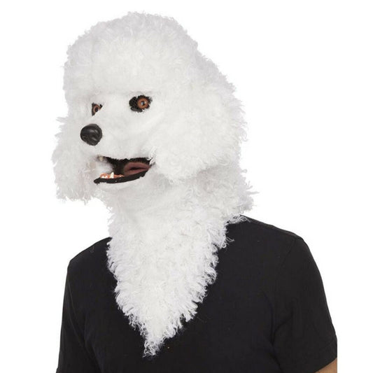En person bär en stor, heltäckande och fluffig vit pudelmask med en klassisk pudelfrisyr, bruna ögon och en mun som är öppen för att visa den rörliga käken.