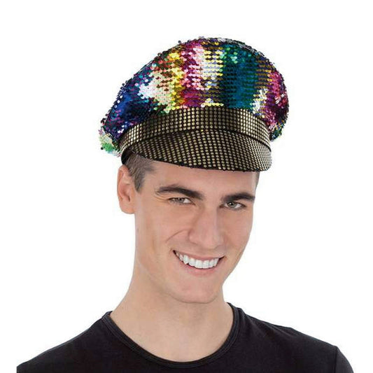 En leende man bär en kaxig, generalhatt som är helt täckt av skimrande, mångfärgade paljetter med ett guldigt, prickigt band.