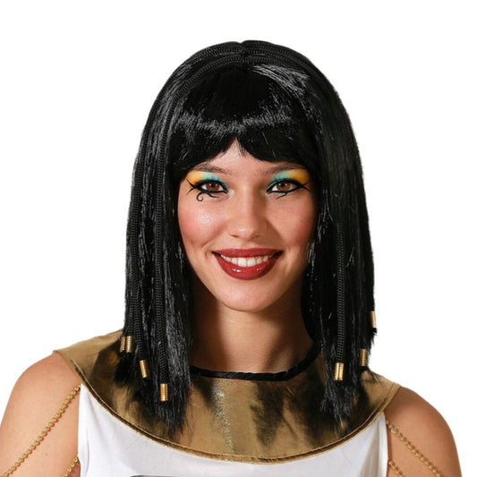 Närbild på en kvinna med dramatisk makeup som bär en lyxig, svart egyptisk drottning-peruk med flätor och guldpärlor.