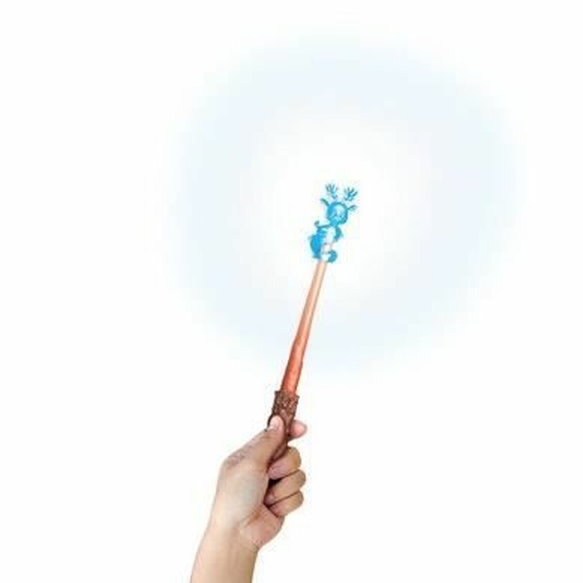 En hand som håller i den Magiska Harry Potter Lumos Trollstaven, som lyser och projicerar en ljusstråle med en Patronus-figur.