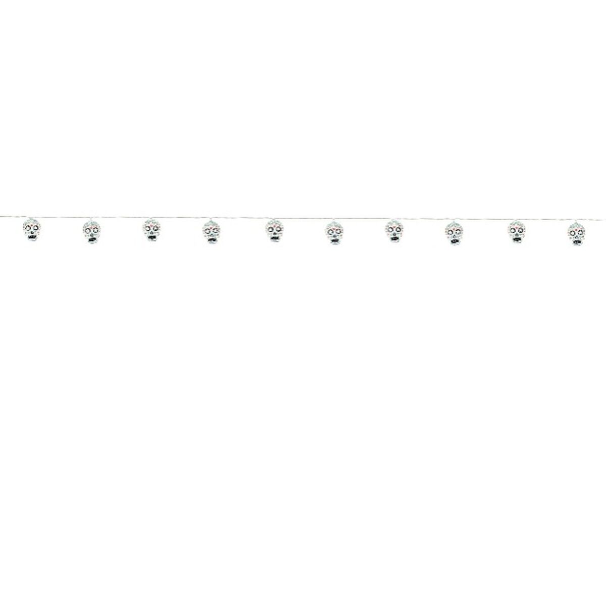 En ljusslinga med vita, detaljerade dödskallar i mexikansk sugar skull-stil visad mot en vit bakgrund.