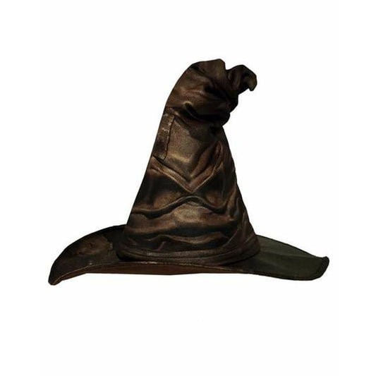 En realistisk och sliten, mörkbrun trollkarlshatt som ser ut som Sorteringshatten från Harry Potter, fotograferad mot en vit bakgrund.
