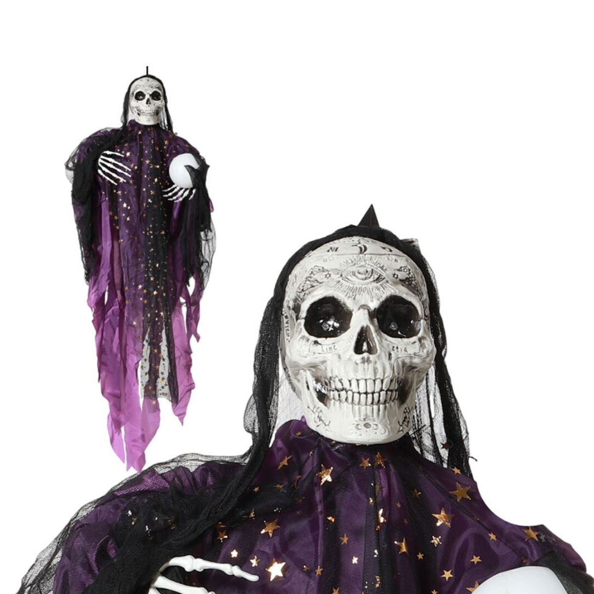 En närbild på det magiska spådomsskelettet med sin spåkula och Day of the Dead-mönster, bredvid en bild som visar hela den hängande dekorationen.