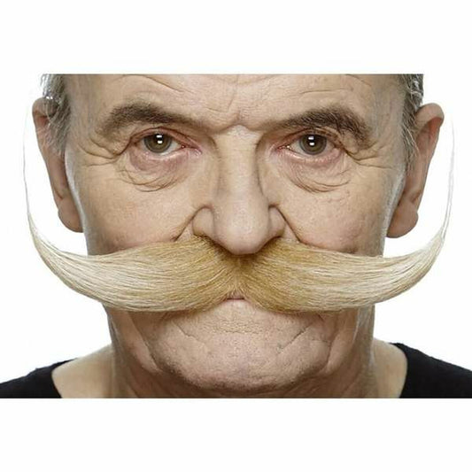 En man bär en stor, imponerande och elegant blond lösmustasch i styrstångs-modell som sträcker sig ut från ansiktet.