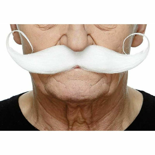 En man bär en mycket stor och imponerande, vit lösmustasch i klassisk styrstångs-modell.