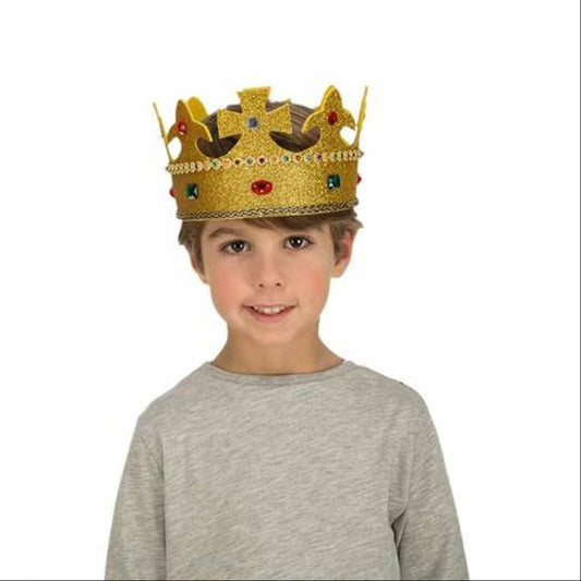 Ett leende barn bär en majestätisk, guldfärgad och glittrig kungakrona dekorerad med olikfärgade plastjuveler och ett kors.