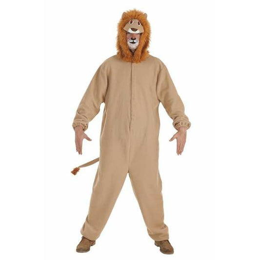 En man poserar i en komplett och mysig, beige lejon-jumpsuit med en stor, fluffig lejonman-huva.