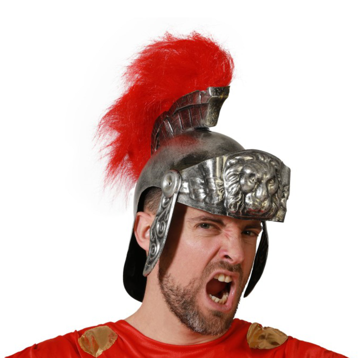 En man med ett stridsrop bär en majestätisk, silverfärgad romersk gladiatorhjälm med ett lejonhuvud och en stor röd plym.