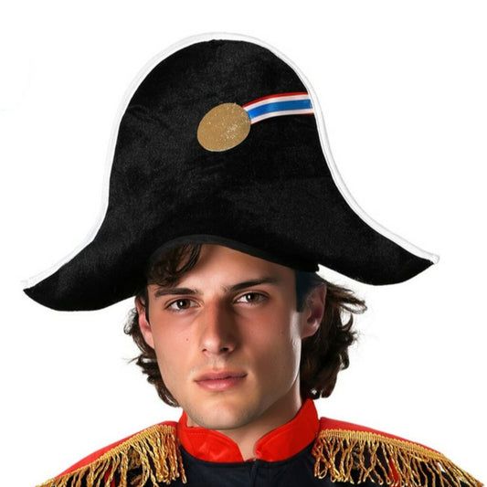 En ung man med intensiv blick bär en Majestätisk Svart Napoleonhatt med en trefärgad kokard och en historisk uniform.
