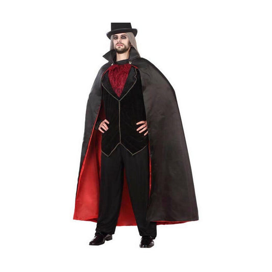 En man som modellar en majestätisk svart vampyrmantel med röd insida och hög krage, som del av en komplett och elegant Dracula-utklädnad.