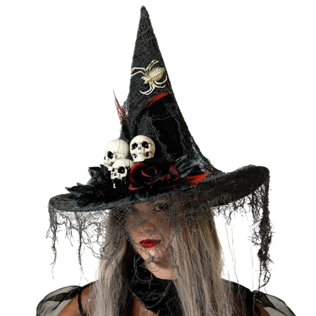 En kvinna bär en makaber och detaljerad svart häxhatt med en slöja, dekorerad med dödskallar och ett spindelskelett.